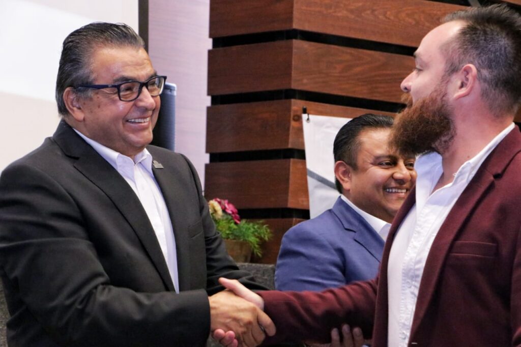 Este diplomado tiene el objetivo de desarrollar las capacidades competitivas de las empresas, con el fin de que puedan abrir oportunidades de negocio con grandes empresas.